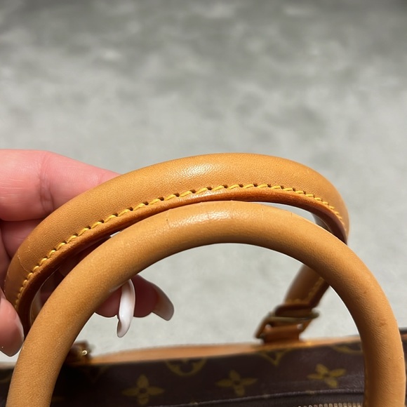 Authentic Louis  Vuitton Deauville  Bowling vanity bag !!! ❤️ - Picture 4 of 17